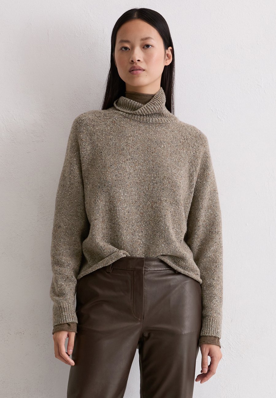 Джемпер Marc O'Polo LONGSLEEVE STAND UP COLLAR, Shaded Brown Melange/Dark Brown
Джемпер Marc O'Polo LONGSLEEVE STAND UP COLLAR, Shaded Brown Melange/Dark Brown