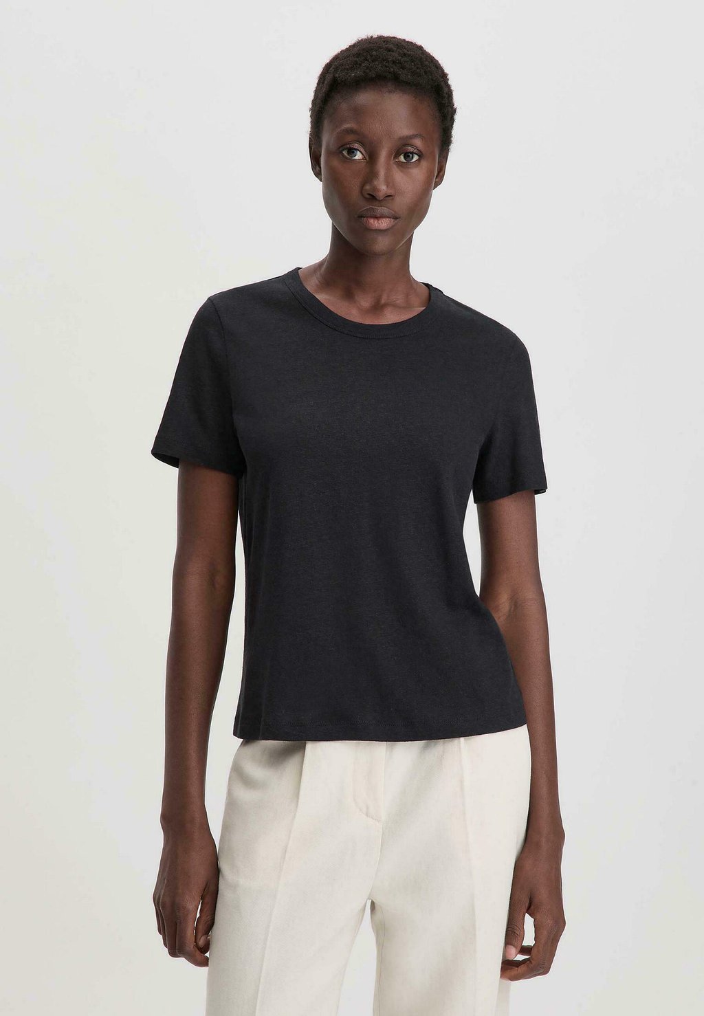 Базовая футболка RELAXED hessnatur, черный
Базовая футболка RELAXED hessnatur, черный