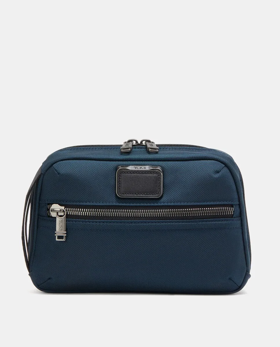 Темно-синяя косметичка Response на молнии Tumi
Темно-синяя косметичка Response на молнии Tumi