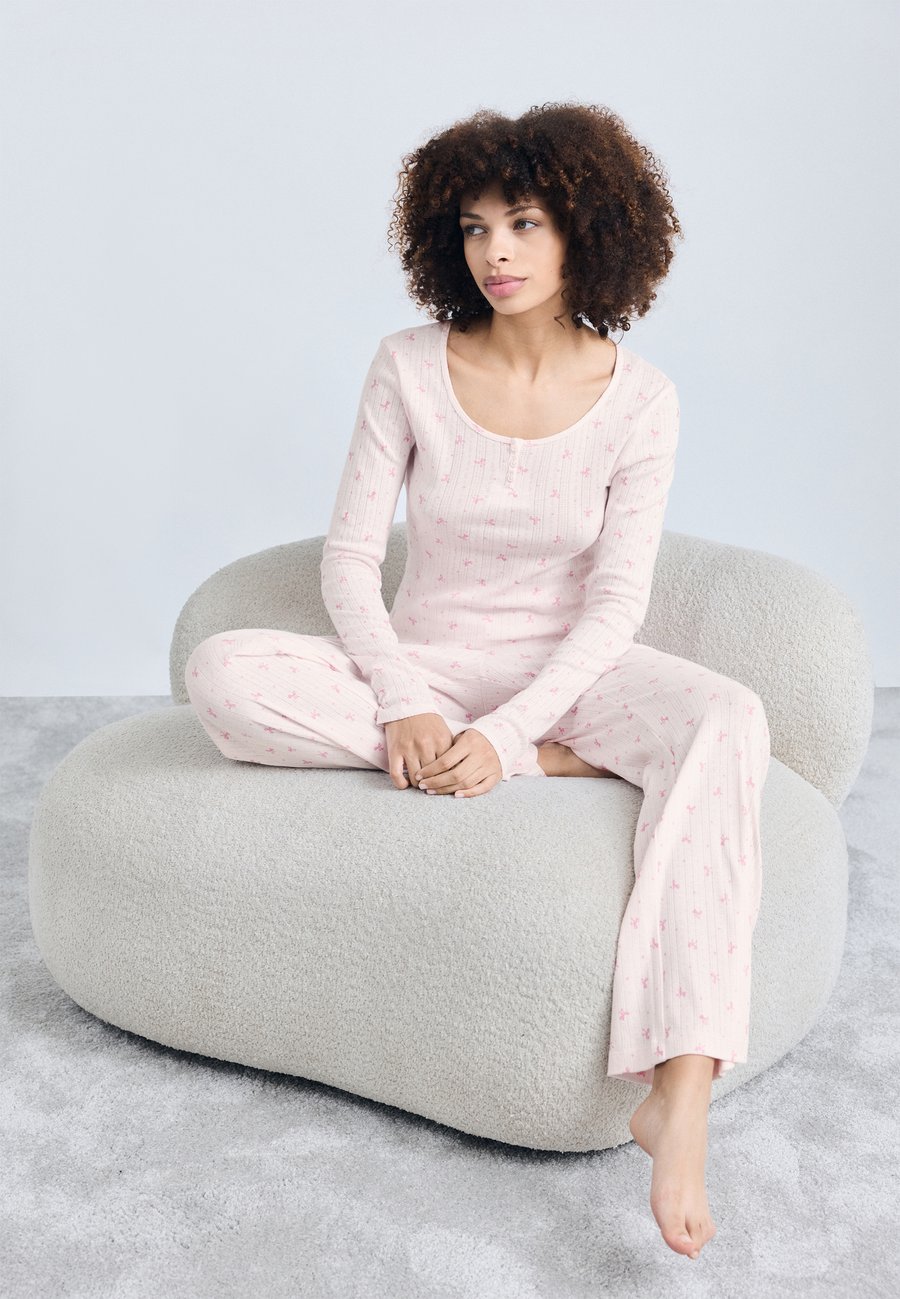 Пижамный комплект Lindex HENLEY AND TROUSER, Light Pink
Пижамный комплект Lindex HENLEY AND TROUSER, Light Pink