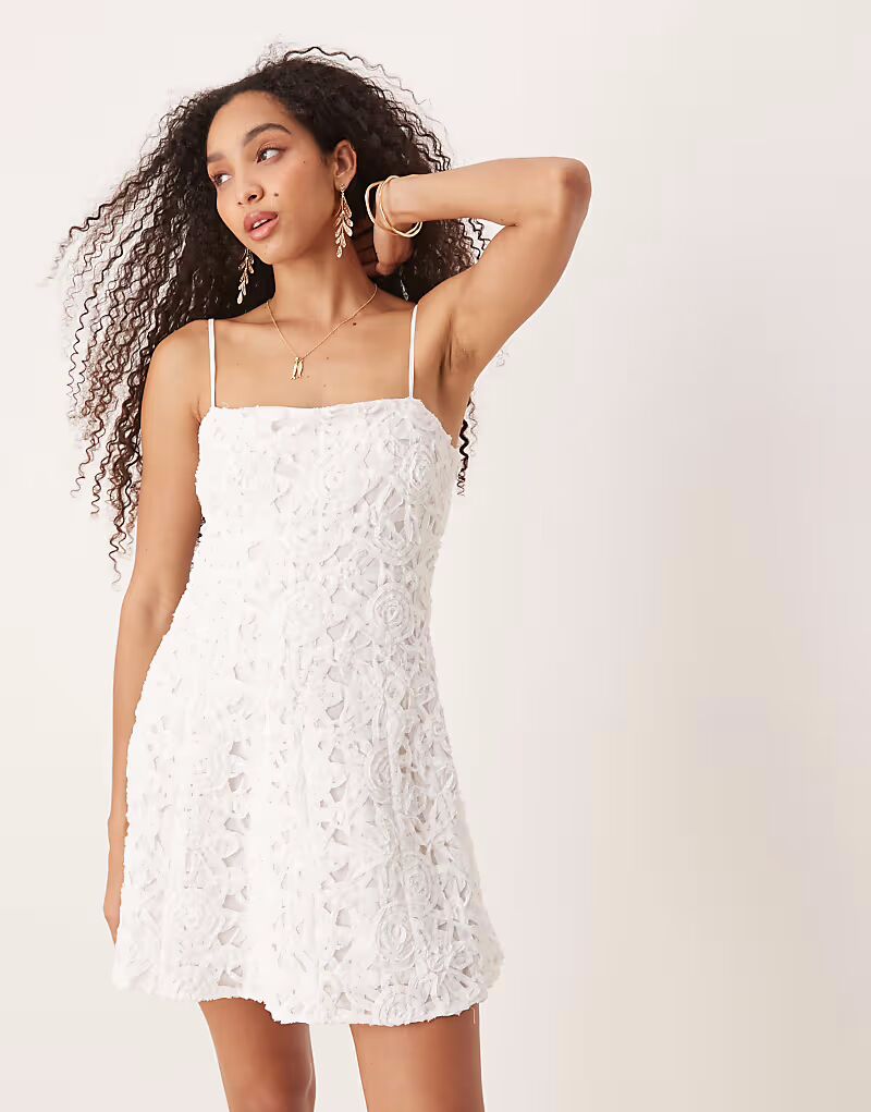 Мини-платье из хлопка Mango с цветочной аппликацией белого цвета
Мини-платье из хлопка Mango с цветочной аппликацией белого цвета