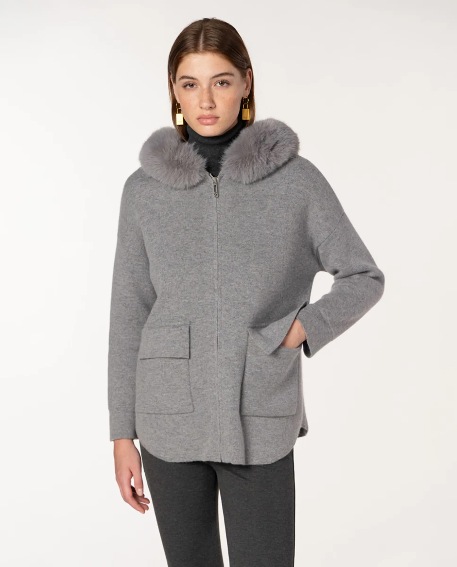 Женский вязаный кардиган с капюшоном и натуральным мехом Naulover, светло-серый
Женский вязаный кардиган с капюшоном и натуральным мехом Naulover, светло-серый