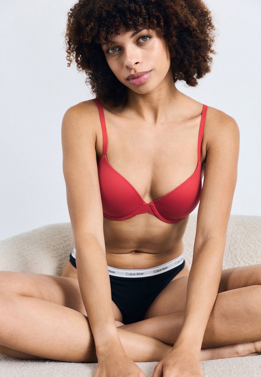 Бюстгальтер Calvin Klein Underwear LIGHTLY LINED , Red Stamp/Red
Бюстгальтер Calvin Klein Underwear LIGHTLY LINED , Red Stamp/Red