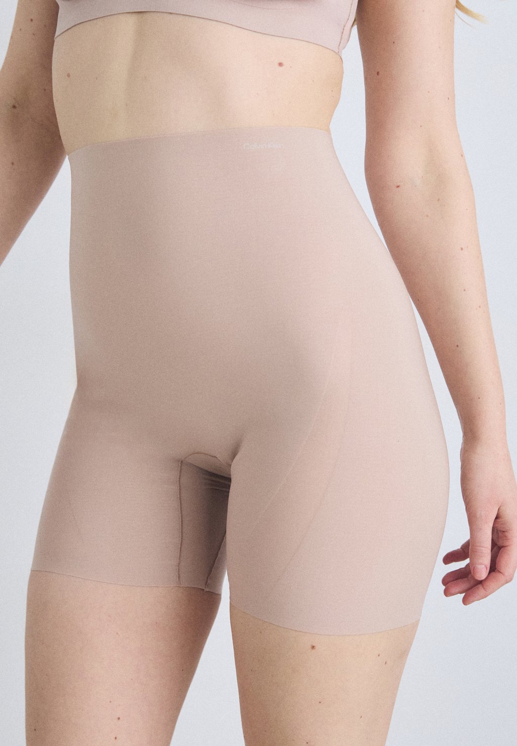 Корректирующее белье SHAPEWEAR SCULPT FIRM SLIMMER STAY PUT Calvin Klein Underwear, бежевый
Корректирующее белье SHAPEWEAR SCULPT FIRM SLIMMER STAY PUT Calvin Klein Underwear, бежевый