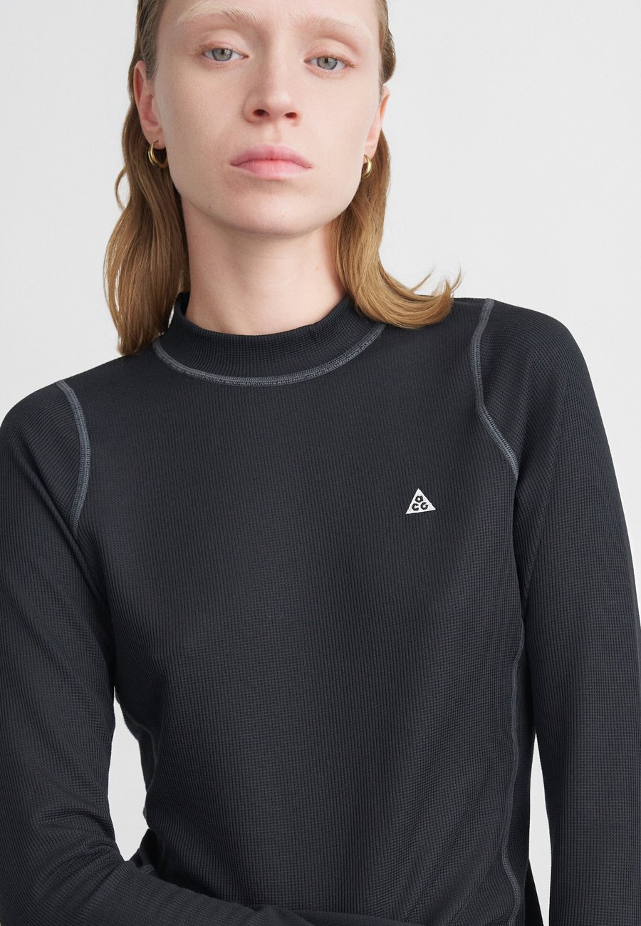 Топ Nike ACG Long sleeved top, Black/Anthracite/Summit White/Black
Топ Nike ACG Long sleeved top, Black/Anthracite/Summit White/Black