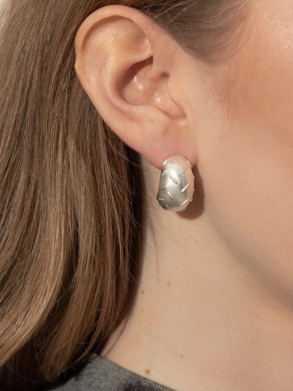 Текстурированные серьги-кольца Misbhv, серебристый 
Текстурированные серьги-кольца Misbhv, серебристый