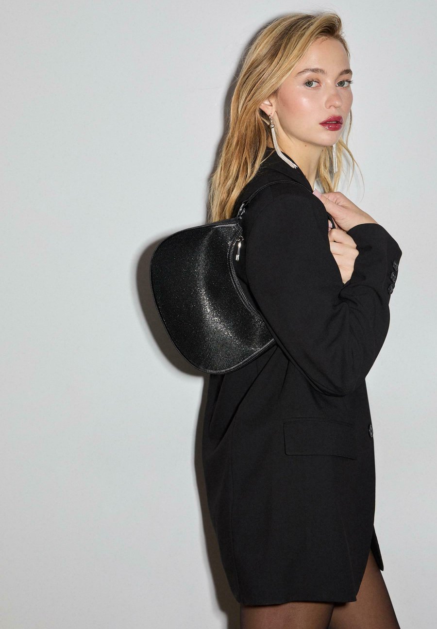 Сумка Stradivarius SHOULDER WITH RHINESTONES , Black
Сумка Stradivarius SHOULDER WITH RHINESTONES , Black