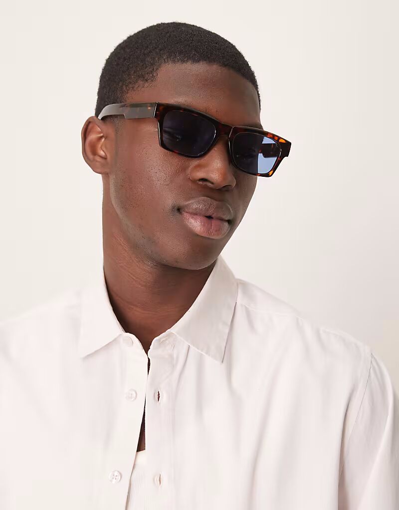 Солнцезащитные очки ASOS DESIGN saqure с синими линзами и оправой черепахового цвета
Солнцезащитные очки ASOS DESIGN saqure с синими линзами и оправой черепахового цвета