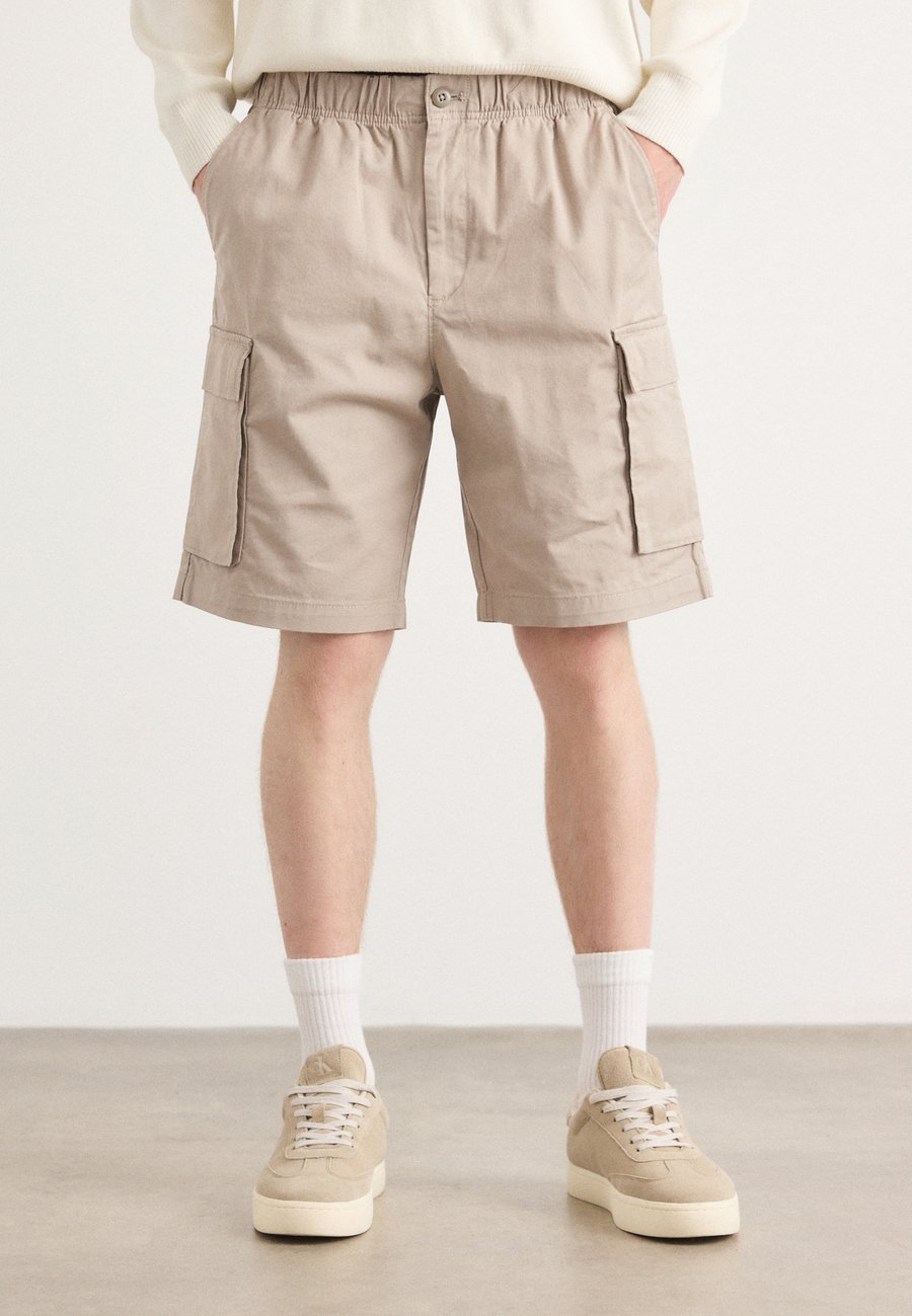 Шорты Calvin Klein Jeans STRAIGHT COMFORT CARGO, Vintage Khaki/Khaki
Шорты Calvin Klein Jeans STRAIGHT COMFORT CARGO, Vintage Khaki/Khaki