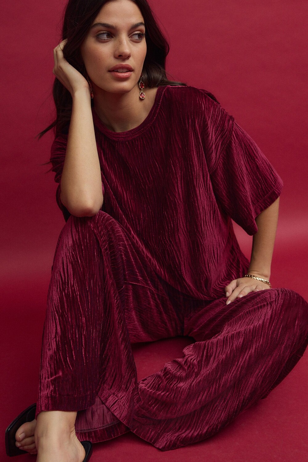 Футболка из плиссированного бархата Next, красный
Футболка из плиссированного бархата Next, красный