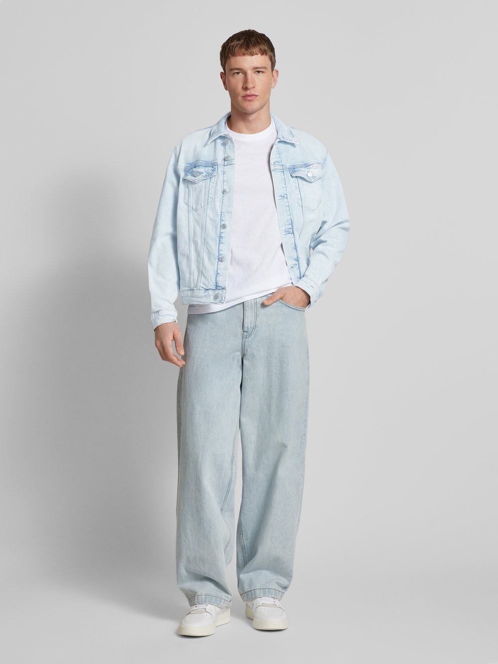 Приталенная джинсовая куртка с нагрудными карманами с клапанами Calvin Klein Jeans
Приталенная джинсовая куртка с нагрудными карманами с клапанами Calvin Klein Jeans