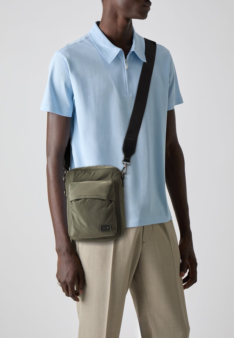 Сумка кросс-боди Diesel MULTI CROSSBODY X UNISEX, Green
Сумка кросс-боди Diesel MULTI CROSSBODY X UNISEX, Green