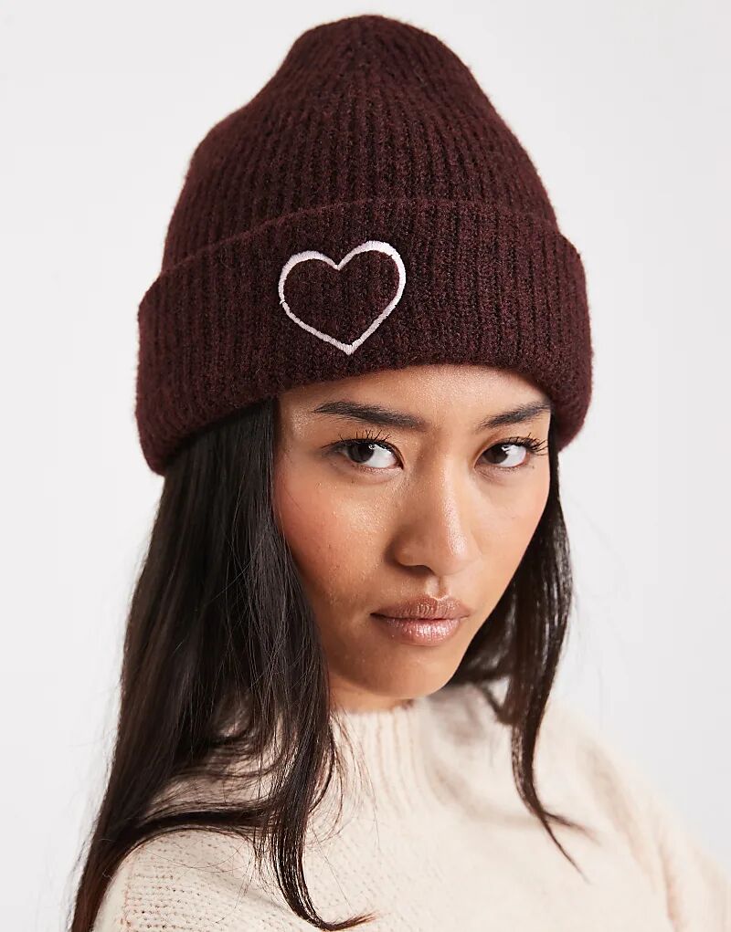 Вязаная шапка-бини от Miss Selfridge с вышитым сердцем сливового цвета
Вязаная шапка-бини от Miss Selfridge с вышитым сердцем сливового цвета