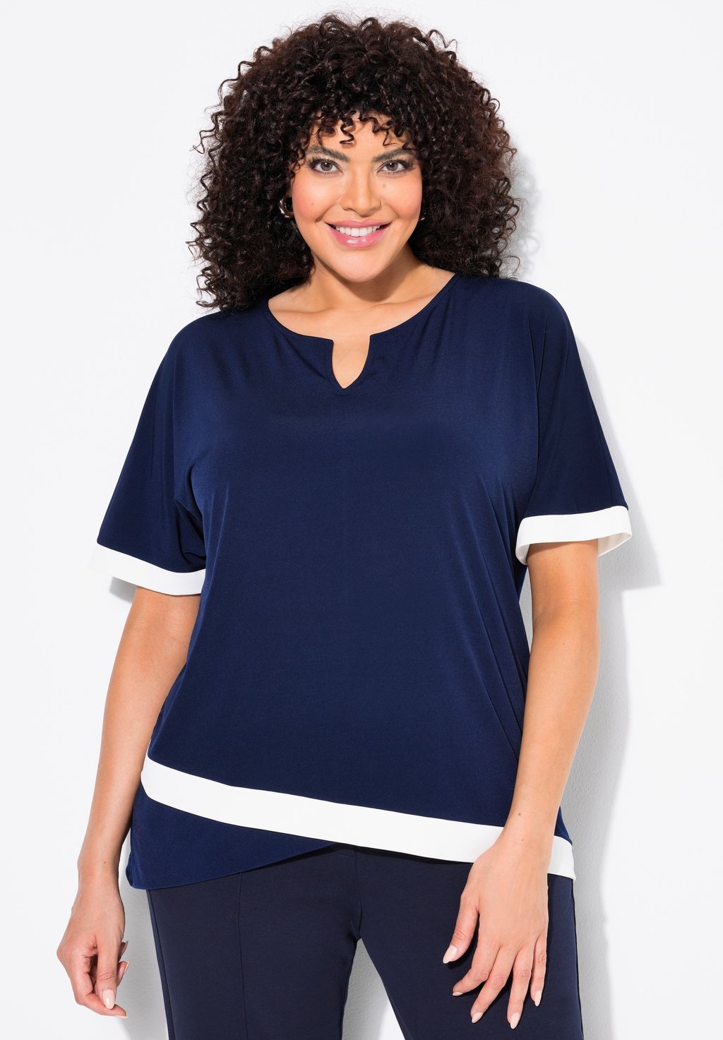 Футболка с принтом CONTRAST CUFF SHORT SLEEVE SPLIT NECK Ulla Popken, темно-синий
Футболка с принтом CONTRAST CUFF SHORT SLEEVE SPLIT NECK Ulla Popken, темно-синий