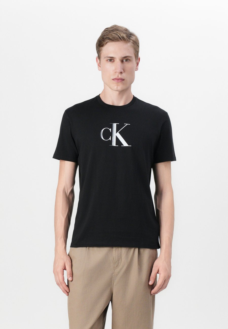 Футболка Calvin Klein Jeans CENTER MONOGRAM CLASSIC, Black
Футболка Calvin Klein Jeans CENTER MONOGRAM CLASSIC, Black