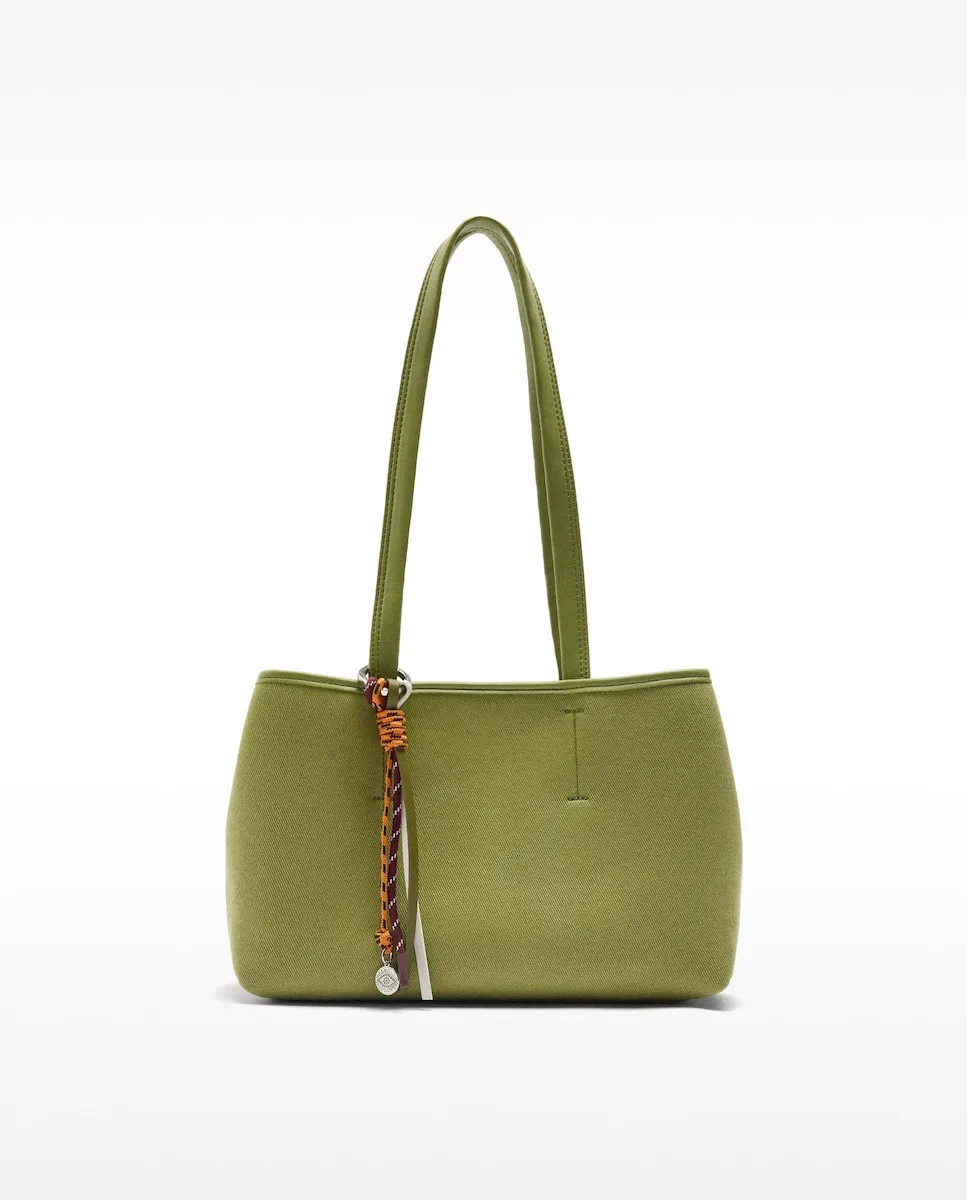 Сумка-тоут с несколькими отделениями и съемным брелоком на молнии Parfois, зеленый
Сумка-тоут с несколькими отделениями и съемным брелоком на молнии Parfois, зеленый