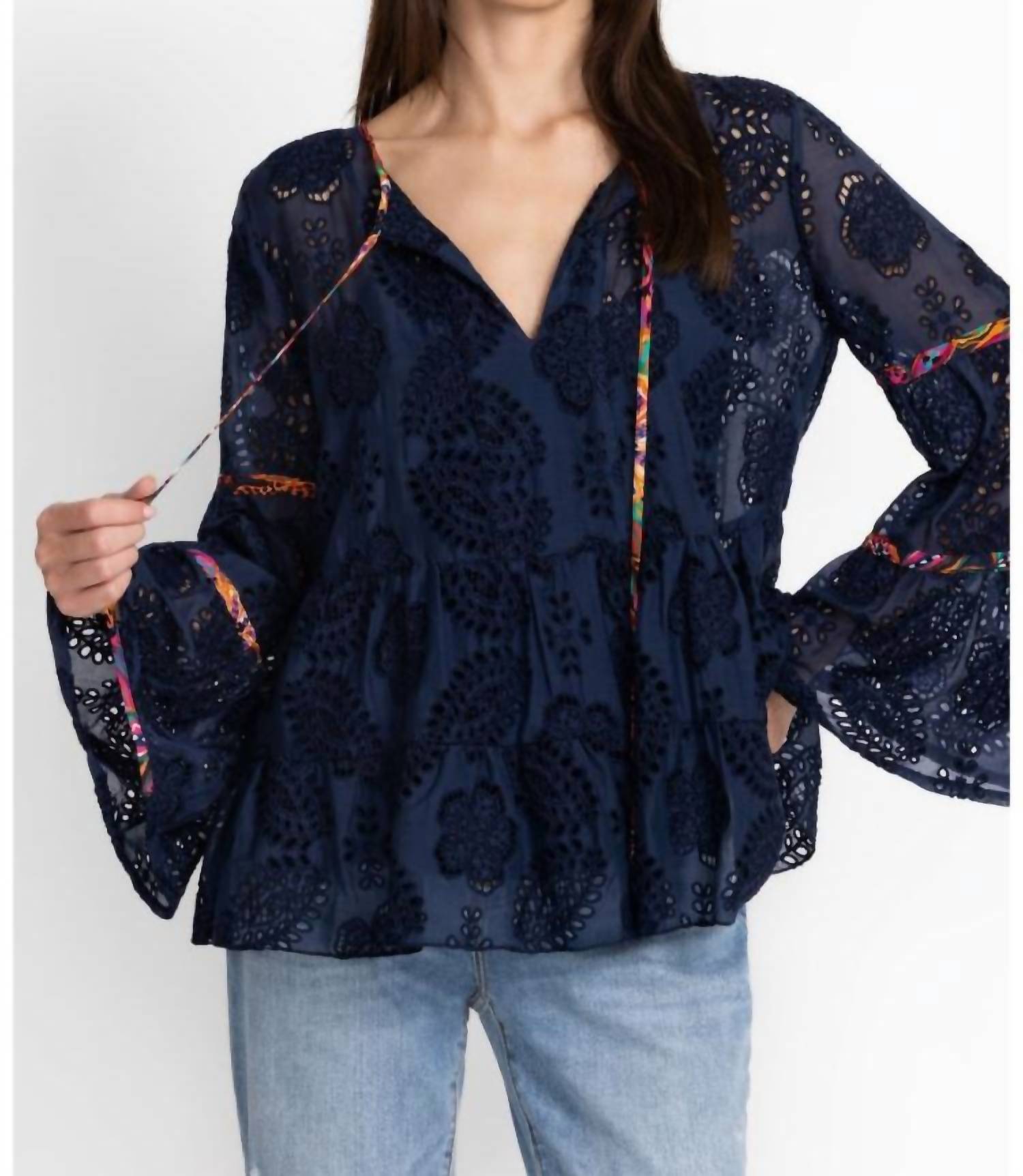 Блуза Tamera с люверсами темно-синего цвета Johnny Was
Блуза Tamera с люверсами темно-синего цвета Johnny Was