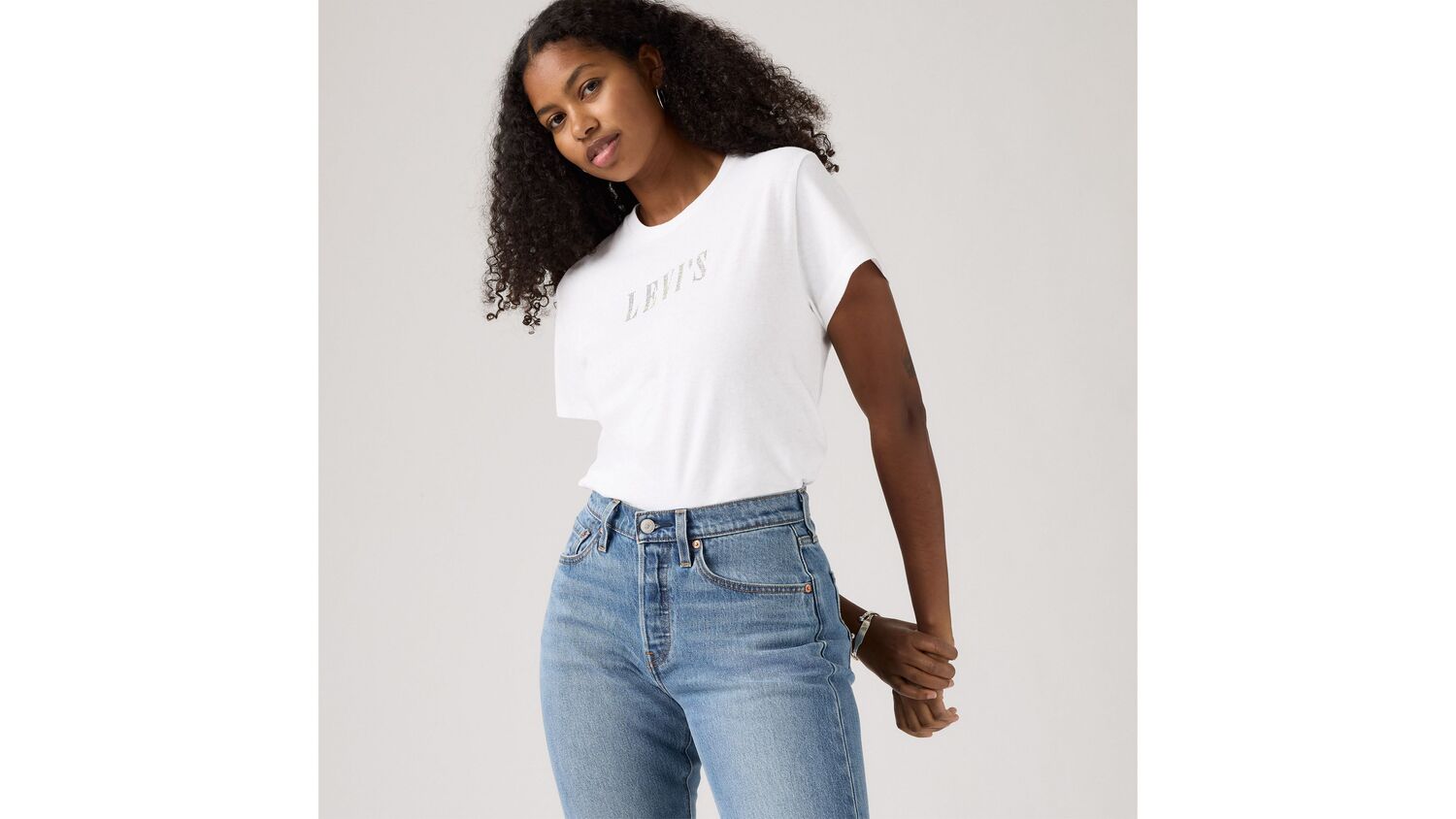 Классическая футболка с рисунком Levi's, Rhinestone Serif Logo Bright White - White
Классическая футболка с рисунком Levi's, Rhinestone Serif Logo Bright White - White