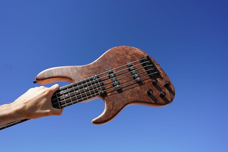 Басс гитара Sadowsky MetroLine Special Edition Modern 24 Walnut Top Left Handed 5-String Bass w/ Gig Bag
Басс гитара Sadowsky MetroLine Special Edition Modern 24 Walnut Top Left Handed 5-String Bass w/ Gig Bag