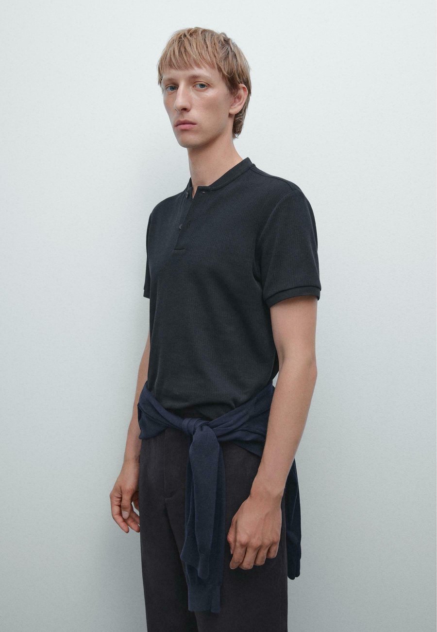 Поло Massimo Dutti RIBBED WITH STAND COLLAR, Dark Blue
Поло Massimo Dutti RIBBED WITH STAND COLLAR, Dark Blue