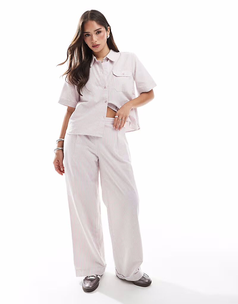 Пижамные брюки JJXX в розовую полоску
Пижамные брюки JJXX в розовую полоску