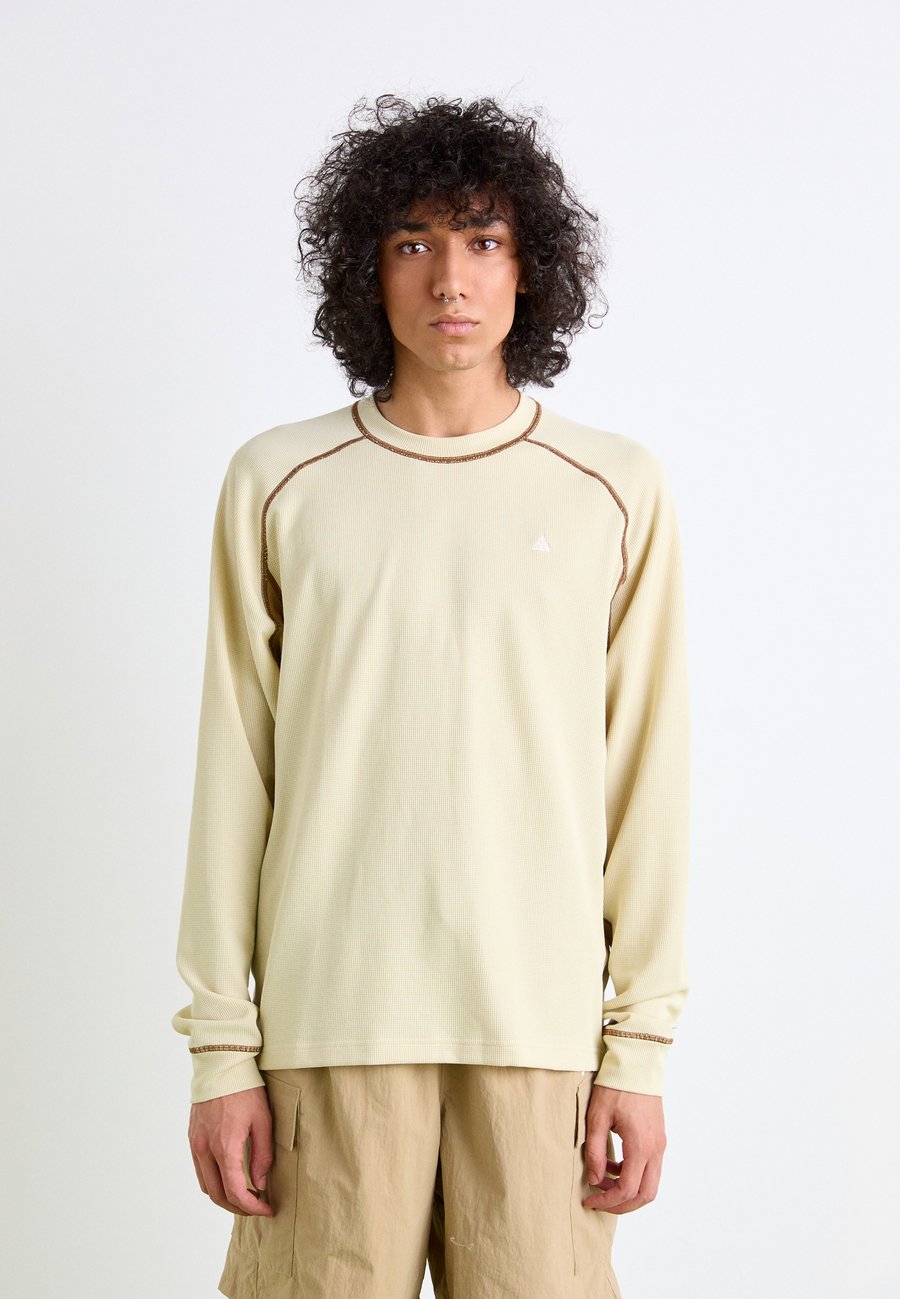 Топ Nike ACG Long sleeved top, Light Khaki/Parachute Beige/Mosswood Brown/Summit White/Khaki
Топ Nike ACG Long sleeved top, Light Khaki/Parachute Beige/Mosswood Brown/Summit White/Khaki
