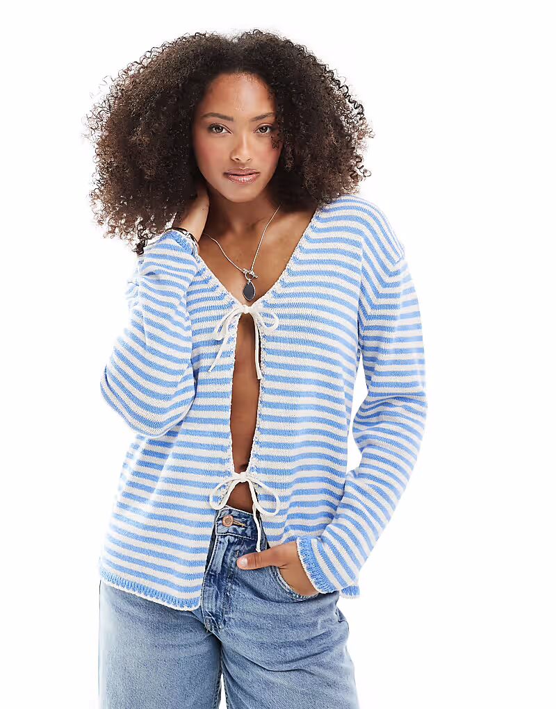 Свободный трикотажный кардиган ASOS DESIGN с V-образным вырезом и завязками спереди в синюю полоску
Свободный трикотажный кардиган ASOS DESIGN с V-образным вырезом и завязками спереди в синюю полоску