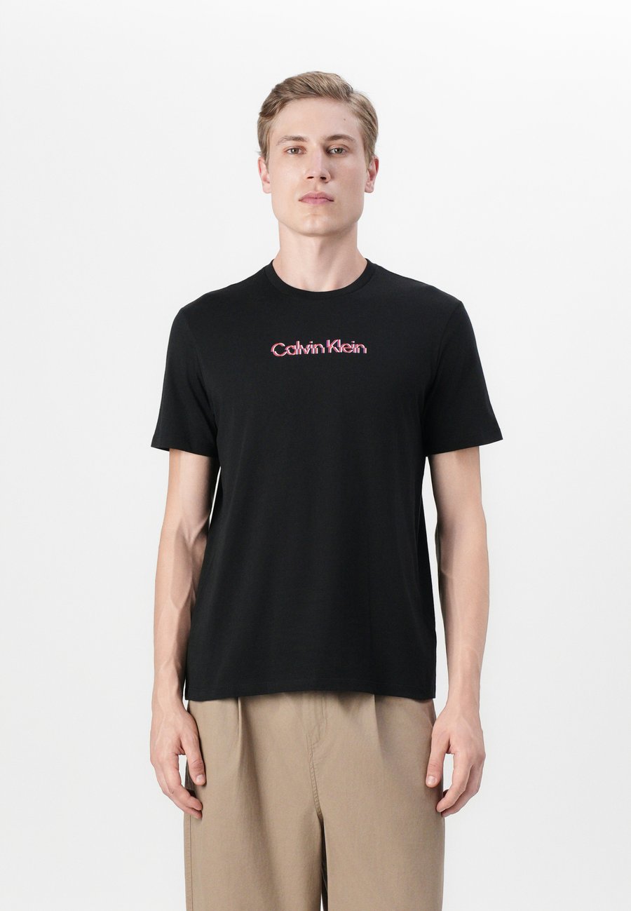 Футболка Calvin Klein Jeans GLITCHED LOGO CLASSIC TEE, Black, Черный, Футболка Calvin Klein Jeans GLITCHED LOGO CLASSIC TEE, Black
Футболка Calvin Klein Jeans GLITCHED LOGO CLASSIC TEE, Black, Черный, Футболка Calvin Klein Jeans GLITCHED LOGO CLASSIC TEE, Black