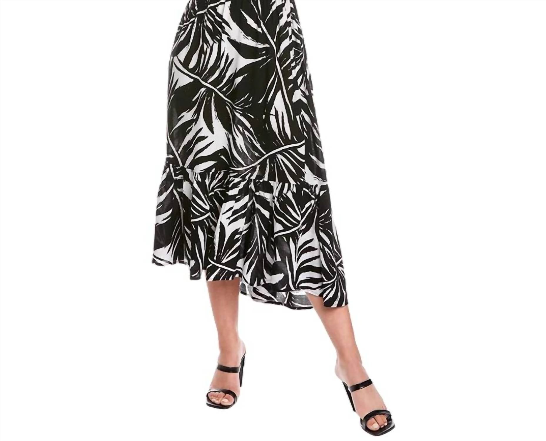 Черное платье с рюшами и цветочным принтом Melissa Masse
Черное платье с рюшами и цветочным принтом Melissa Masse