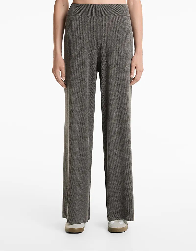 Трикотажные брюки прямого кроя Oysho Washed цвета антрацита.
Трикотажные брюки прямого кроя Oysho Washed цвета антрацита.