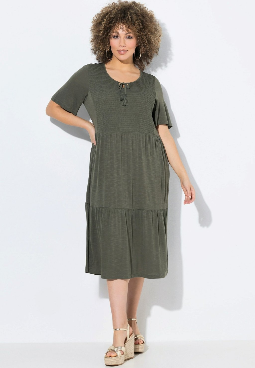 Платье из джерси SMOCKED BODICE SHORT SLEEVE FLOUNCE PANEL Ulla Popken, оливковый
Платье из джерси SMOCKED BODICE SHORT SLEEVE FLOUNCE PANEL Ulla Popken, оливковый