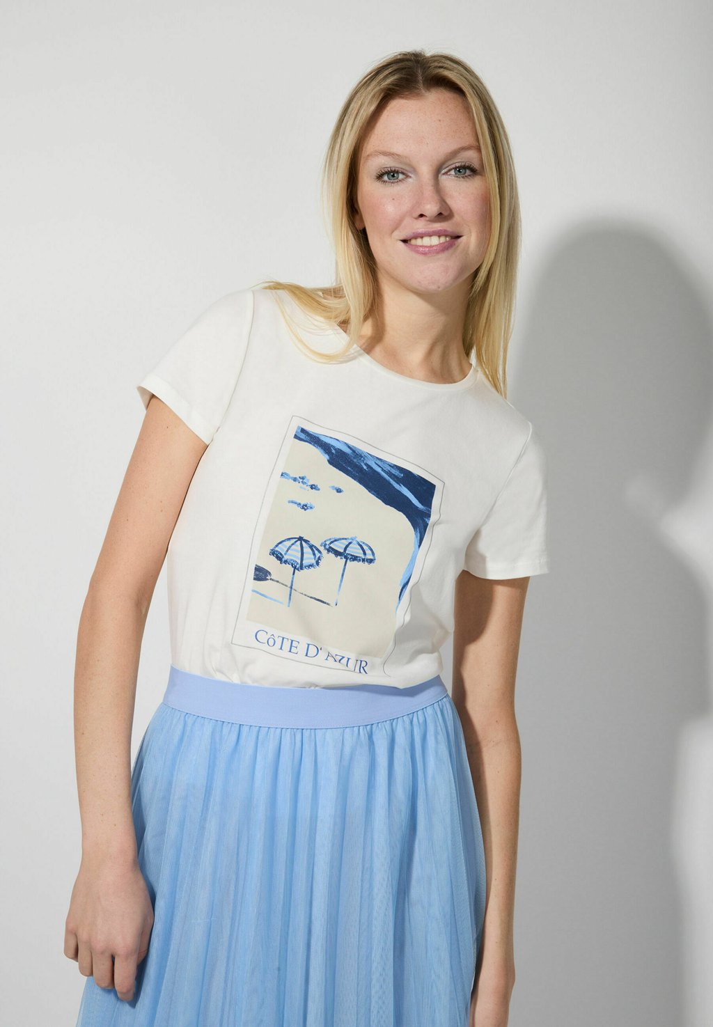 Футболка с принтом WITH PLACEMENT More & More, кремовый
Футболка с принтом WITH PLACEMENT More & More, кремовый