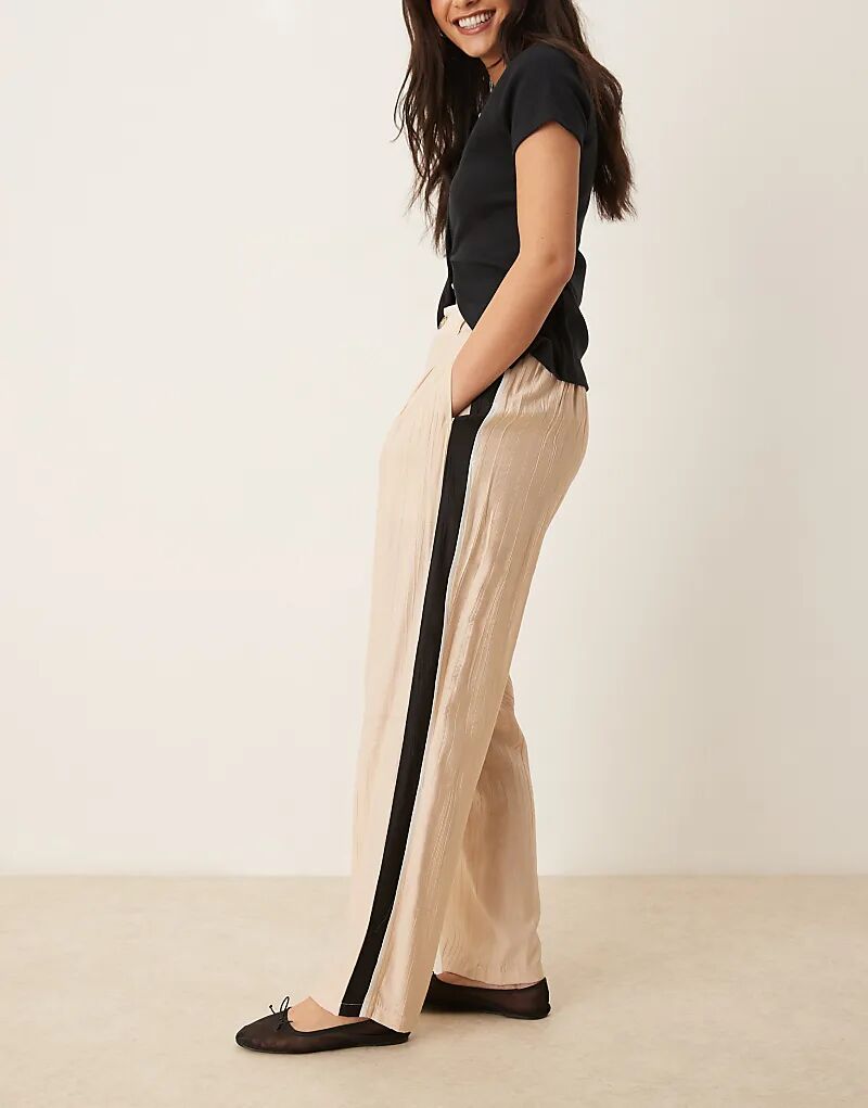 Брюки ASOS DESIGN с контрастными вставками песочного цвета
Брюки ASOS DESIGN с контрастными вставками песочного цвета