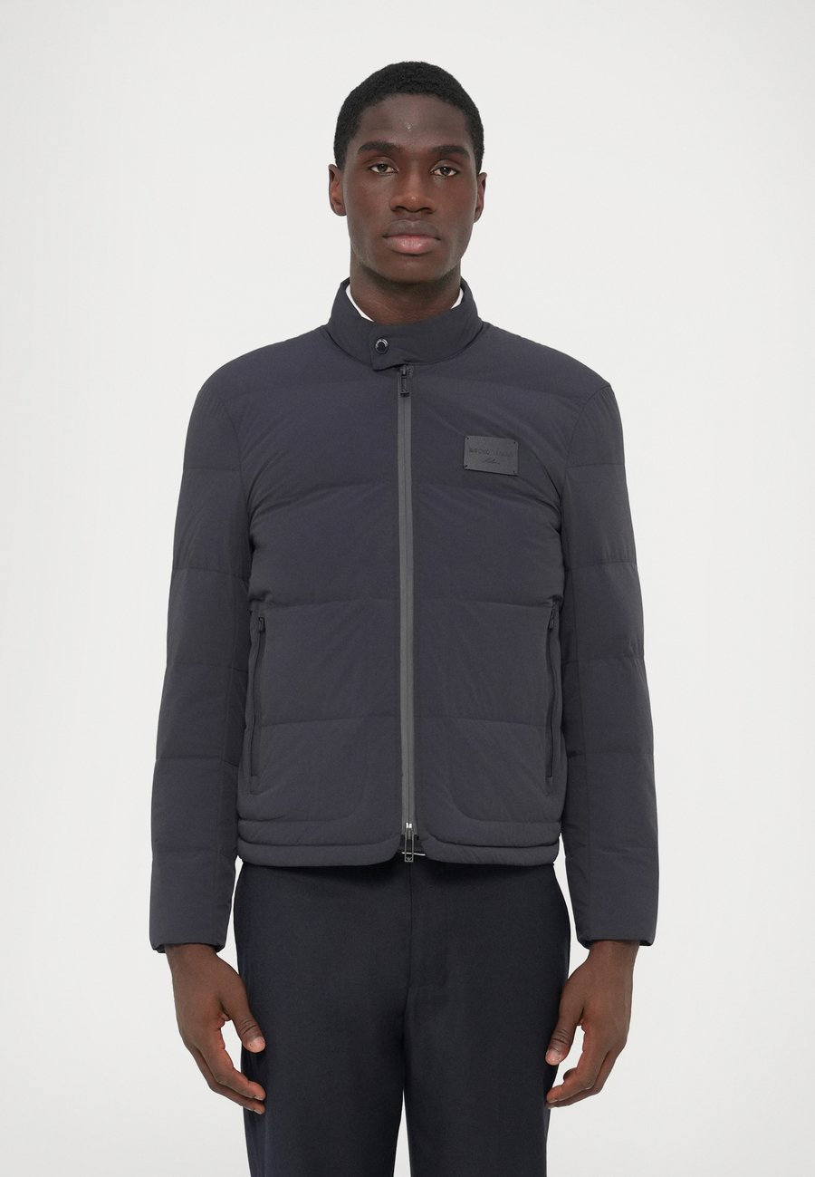 Куртка Emporio Armani Down jacket, Blu Navy/Dark Blue
Куртка Emporio Armani Down jacket, Blu Navy/Dark Blue