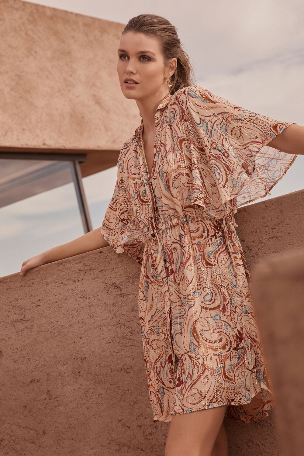 Мини-Платье со струящимися рукавами и завязкой на талии Next, бежевый
Мини-Платье со струящимися рукавами и завязкой на талии Next, бежевый