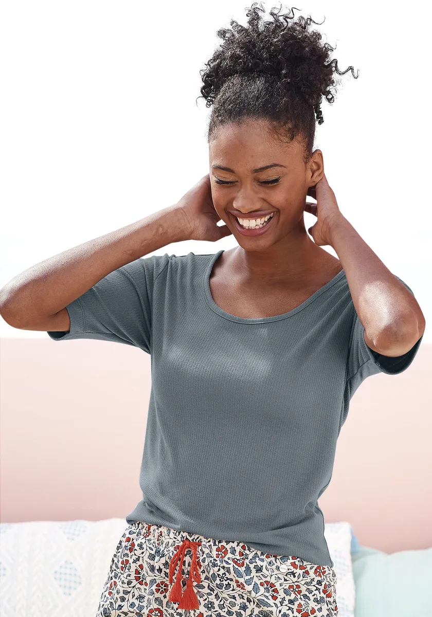 Пижамный топ LASCANA выполнен из трикотажа в рубчик, голубой
Пижамный топ LASCANA выполнен из трикотажа в рубчик, голубой