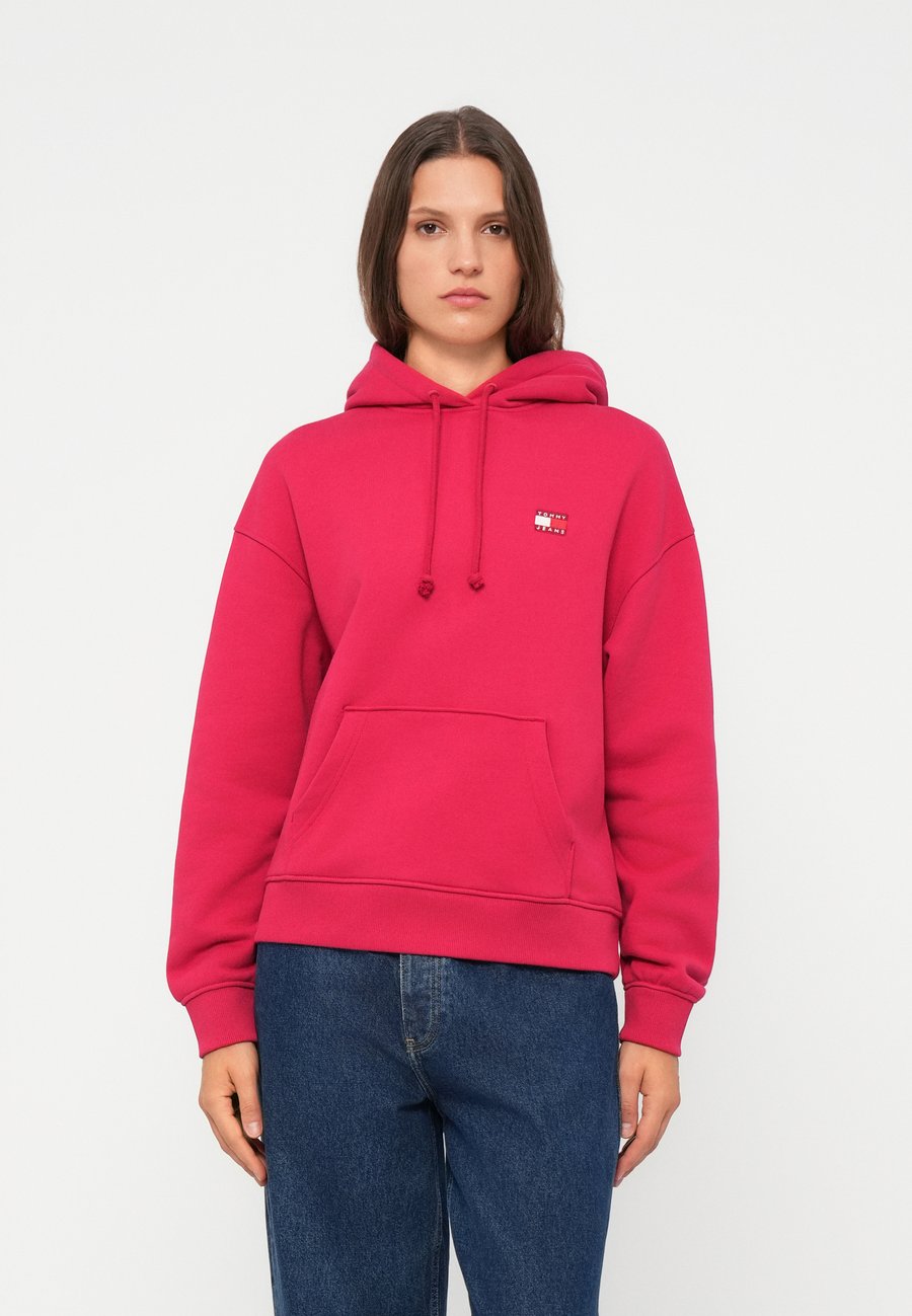 Толстовка Tommy Jeans BADGE HOODIE, Ruby Rhubarb/Red
Толстовка Tommy Jeans BADGE HOODIE, Ruby Rhubarb/Red
