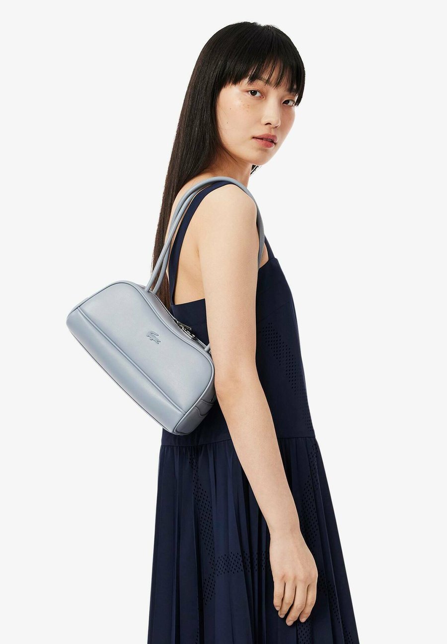 Сумка Lacoste Handbag, Tradewinds-Q/Grey
Сумка Lacoste Handbag, Tradewinds-Q/Grey