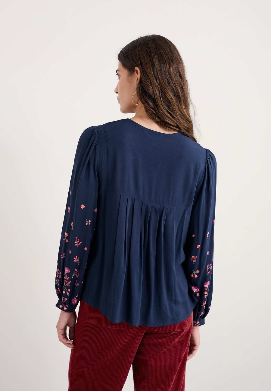 Блуза Seasalt Cornwall Blouse, Navy - Winding Wildflower Maritime/Dark-Blue Denim
Блуза Seasalt Cornwall Blouse, Navy - Winding Wildflower Maritime/Dark-Blue Denim