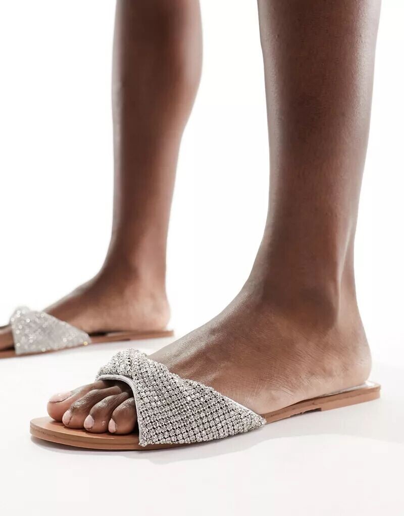 Серебристые сандалии на плоской подошве Simmi London Kenya с декорированным ремешком SIMMI Shoes
Серебристые сандалии на плоской подошве Simmi London Kenya с декорированным ремешком SIMMI Shoes