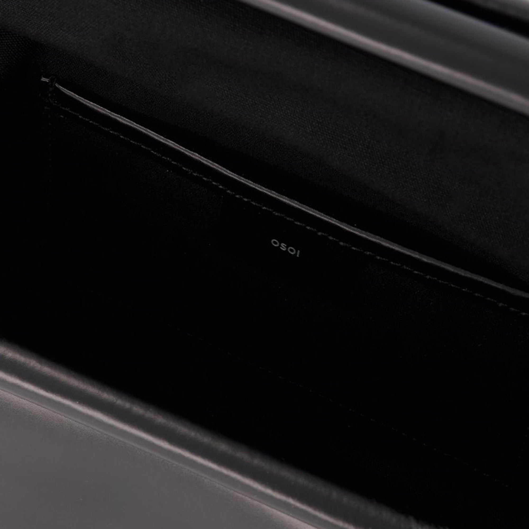 Сумка-хобо Folder Brot от Osoi из кожи черного цвета
Сумка-хобо Folder Brot от Osoi из кожи черного цвета