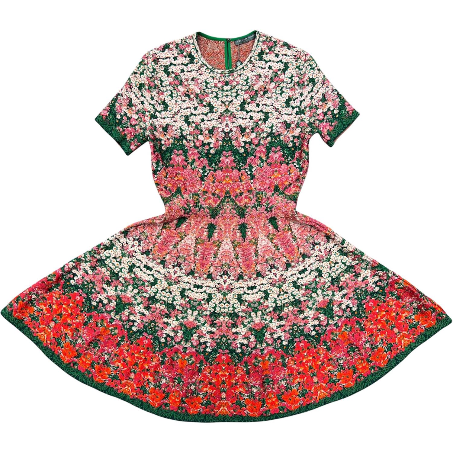 Alexander McQueen Floral Embroidered Skirt
Alexander McQueen Floral Embroidered Skirt