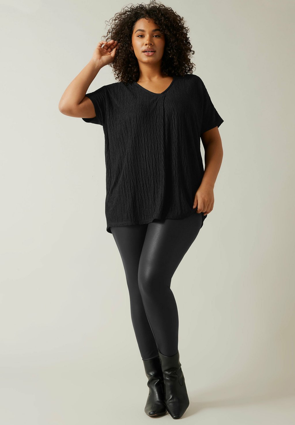 Футболка с принтом PLISSE PLEAT FRONT Evans, антрацит
Футболка с принтом PLISSE PLEAT FRONT Evans, антрацит