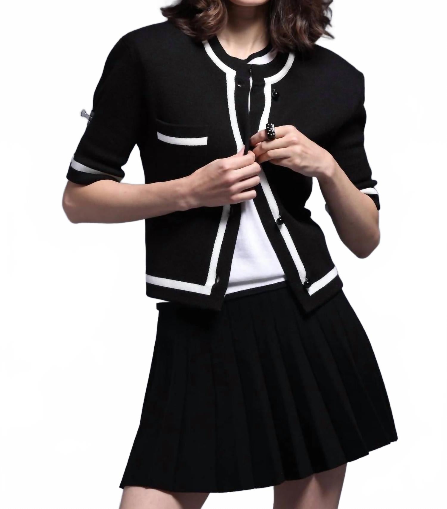 Укороченная куртка с короткими рукавами и кантом черного цвета Minnie Rose
Укороченная куртка с короткими рукавами и кантом черного цвета Minnie Rose