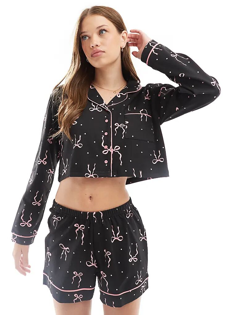 Пижамный комплект из рубашки с длинными рукавами и шорт с бантом в черном и розовом цветах Wednesday's Girl
Пижамный комплект из рубашки с длинными рукавами и шорт с бантом в черном и розовом цветах Wednesday's Girl