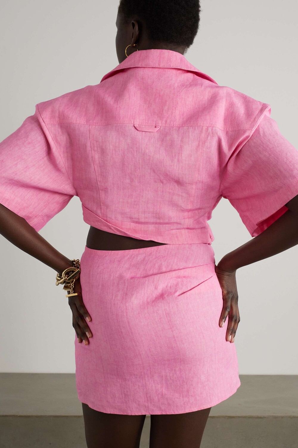 JACQUEMUS Капри асимметричная укороченная рубашка из скрученного льна, фуксия
JACQUEMUS Капри асимметричная укороченная рубашка из скрученного льна, фуксия