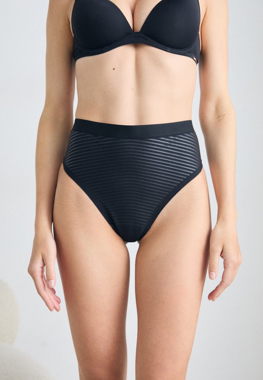 Трусы Spanx SPANXSHAPE INVISIBLE SUPIMA COTTON THONG, Very Black/Black
Трусы Spanx SPANXSHAPE INVISIBLE SUPIMA COTTON THONG, Very Black/Black