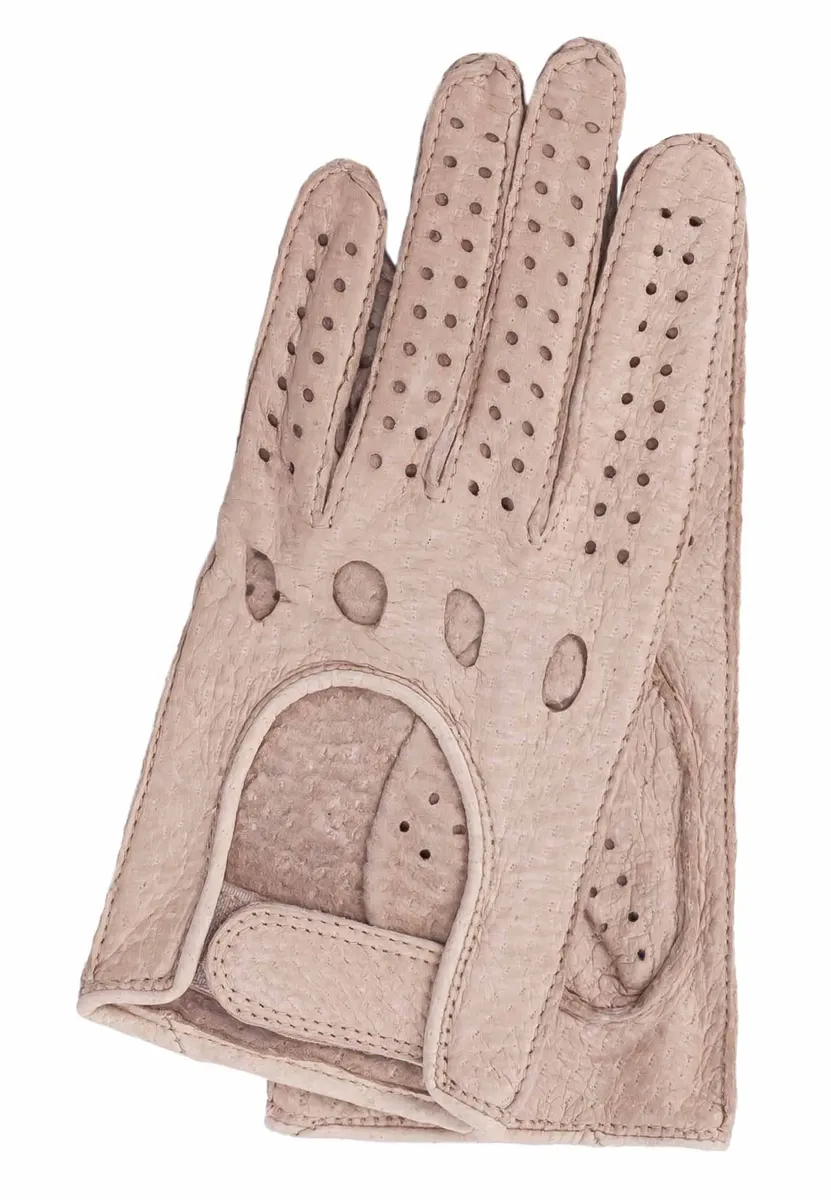 Кожаные перчатки GRETCHEN "Женские перчатки Peccary Driving Gloves", в классическом дизайне автомобильных перчаток, бежевый
Кожаные перчатки GRETCHEN "Женские перчатки Peccary Driving Gloves", в классическом дизайне автомобильных перчаток, бежевый