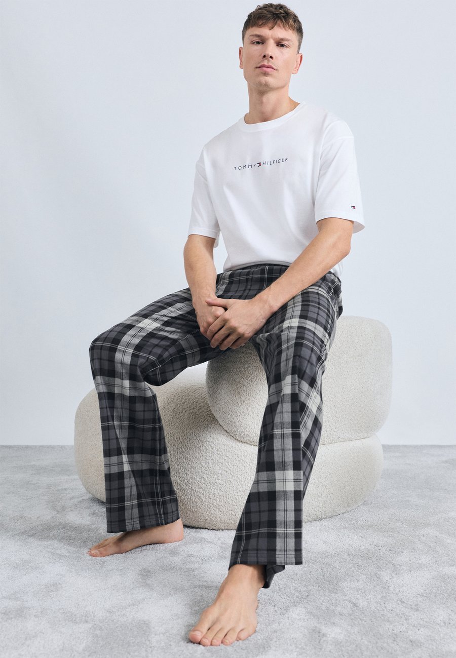 Пижамные брюки Tommy Hilfiger EVERYDAY ESSENTIALS PANT, Black/Multi-Coloured
Пижамные брюки Tommy Hilfiger EVERYDAY ESSENTIALS PANT, Black/Multi-Coloured