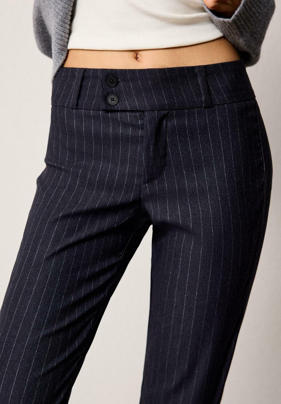 Брюки Bershka FLARED BENGALINE, Royal Blue
Брюки Bershka FLARED BENGALINE, Royal Blue